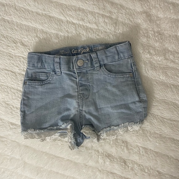 🛍3/$12🛍Cat & Jack Toddler Girls' Lace Hem Jean Shorts -Light Wash in Size 3T - Picture 3 of 9